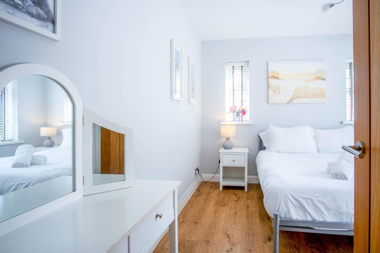 Room 5, Marshmallow - 2 Bedroom Cottage - Oxwich, Swansea
