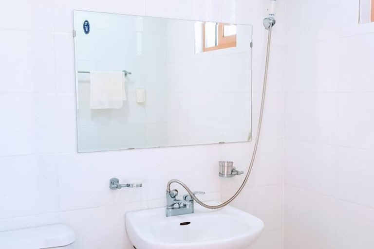 Bathroom 3, Ha-Wahyeon HOUSE: Great location, views and vibe!, Geoje