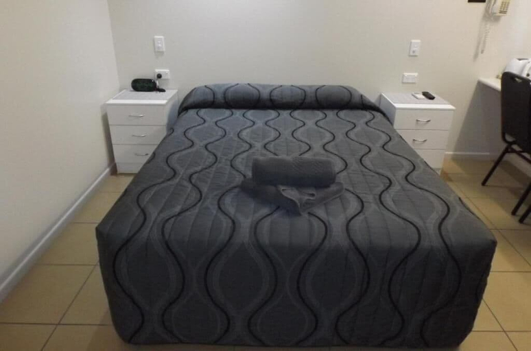 Bedroom 5, THREE MOON MOTEL, Monto