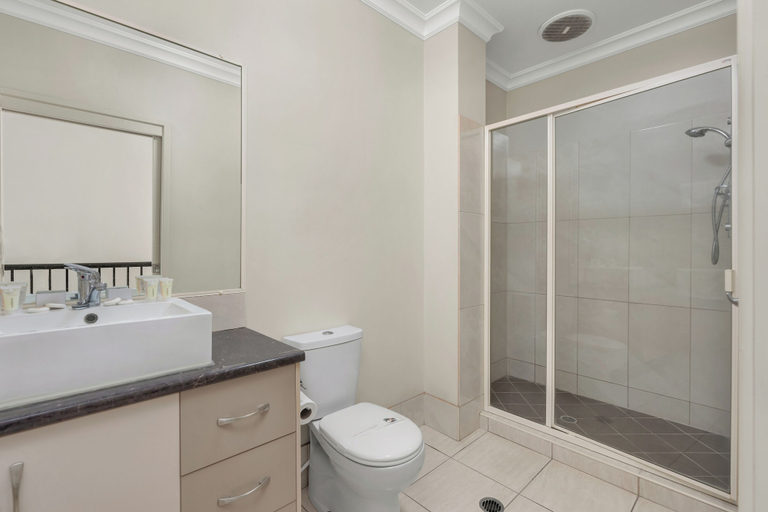 Bathroom 2, Western Gateway Motel and Apartments, Emerald
