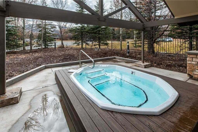 Outdoor spa tub, Jupiter Inn, Summit