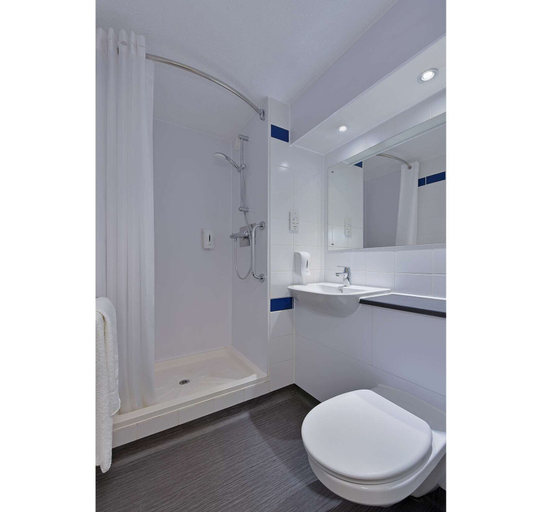 Bathroom 5, Travelodge Beckington, Somerset