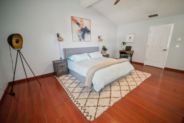 Room 5, Pondside Perch - Your Waterfront Retreat 3 Bedroom Home, Duval