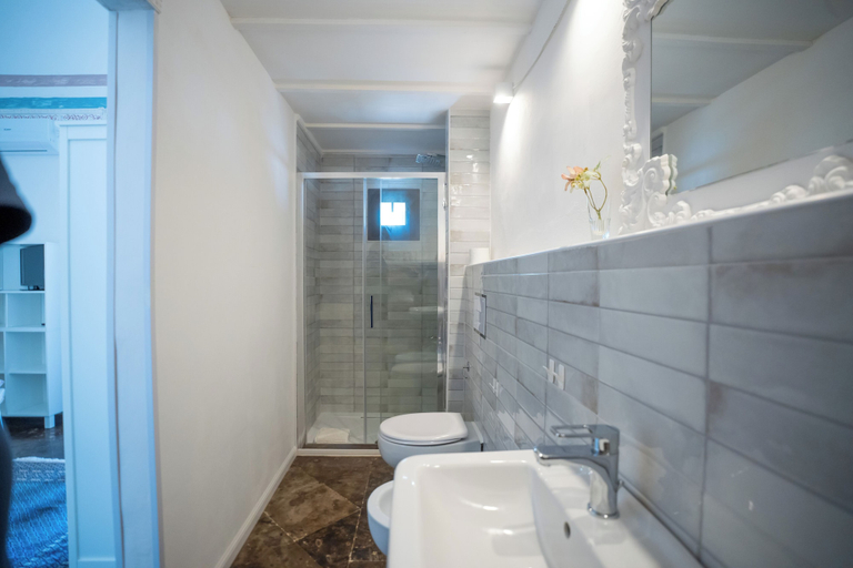 Bathroom 4, Feudo Nobile, Caltanissetta