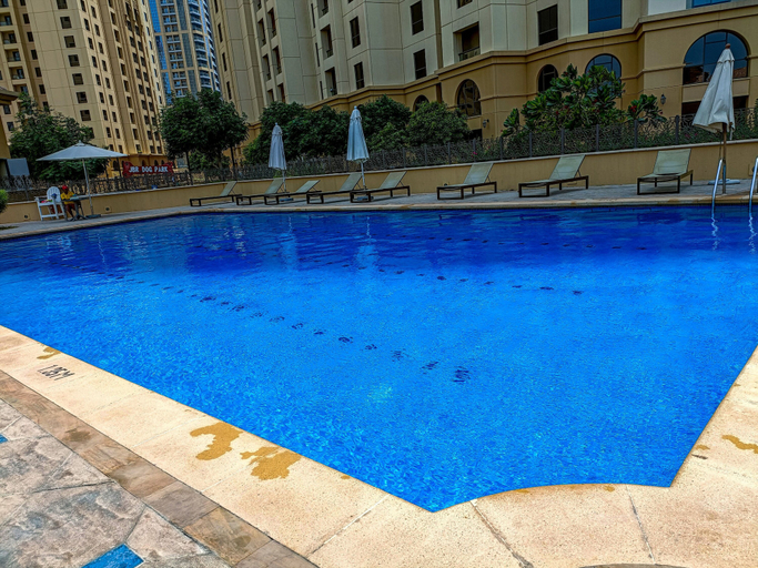 Pool 5, Urban Panda Mirror Maze Hostel JBR, Dubai