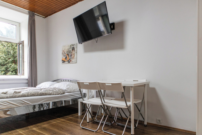 Room 3, 1BR Apt by Danube Millennium Mall, Wien