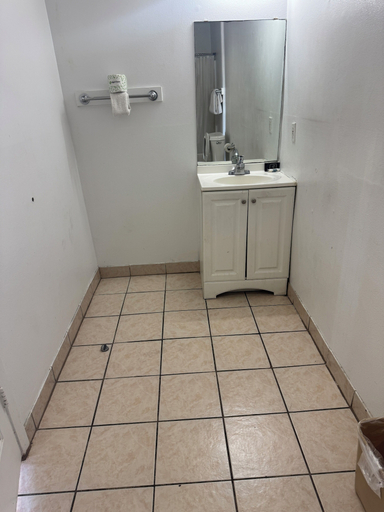 Bathroom 2, Classic Inn Motel, Bell