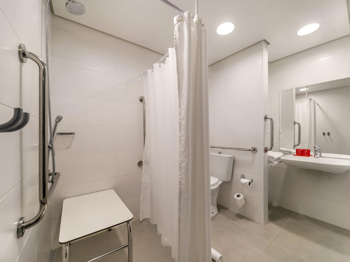 Bathroom 4, ibis Sao Paulo Interlagos, São Paulo