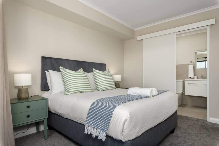 Room 4, Modern 2 Bed Century City Apartment, Pool + Braai, City of Cape Town