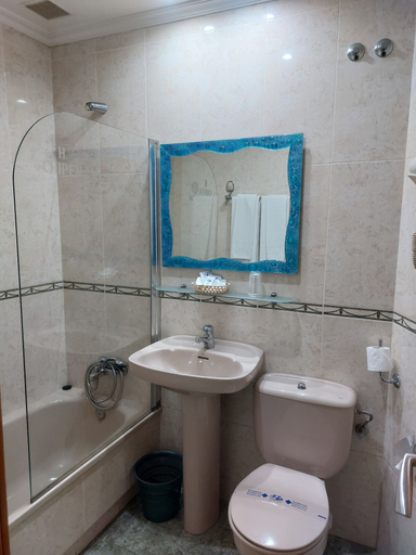 Bathroom 5, Hotel Chipen, Pontevedra