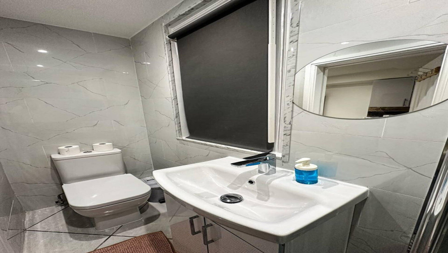 Bathroom 2, Lovely Studio Ealing, London
