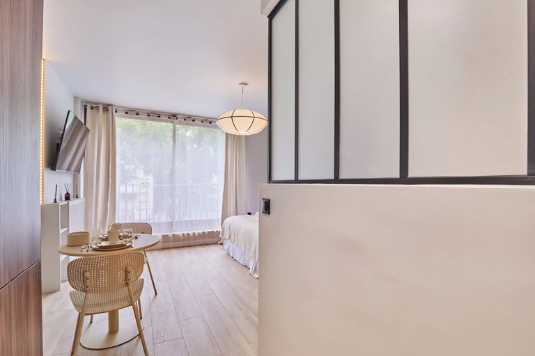 Room 2, THE Parisian Suite / Center of Paris, Paris