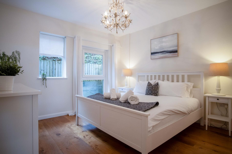Room 4, Ty Gwawr - 3 Bedroom Apt - Bayview Oxwich, Swansea