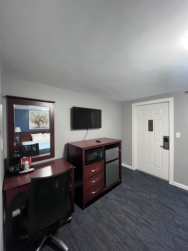 Room 2, Chaplin Inn & Suites, Windham