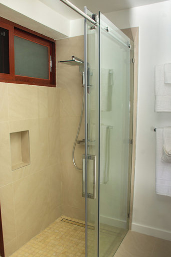 Bathroom 4, Villa Vino Lucia & Helen's Wine Cellar