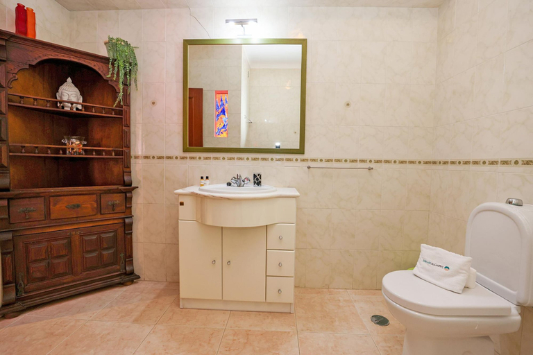 Room 2, C25 - Town Center Apartment in Lagos, Lagos