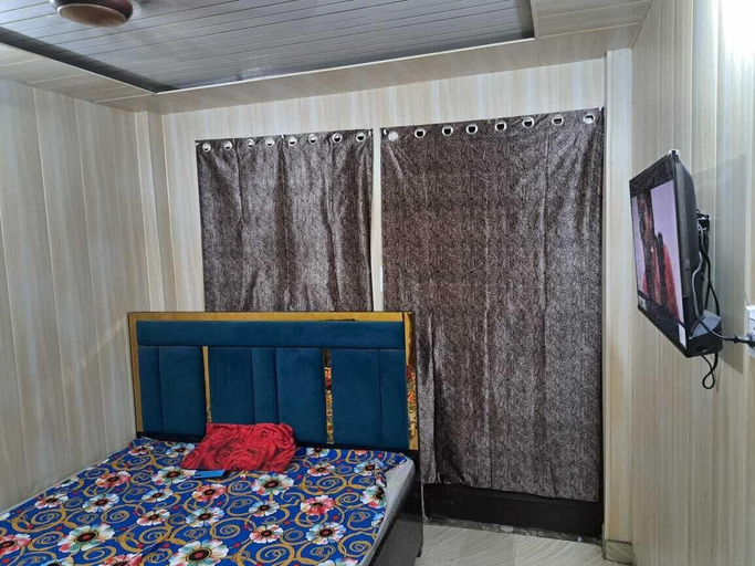 Room 5, Pari Ac Restaurant & Hotel, Moradabad