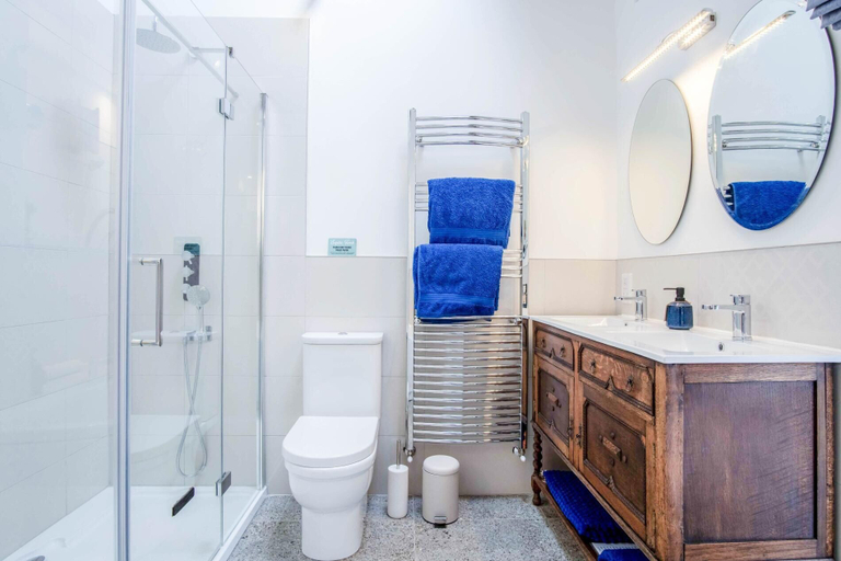 Bathroom 4, West Barn - 2 Bedroom Cottage - Llandeilo, Carmarthenshire