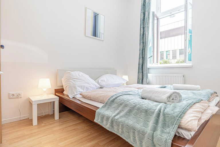 Room 4, 6BR Apt with Garden near Danube, Wien