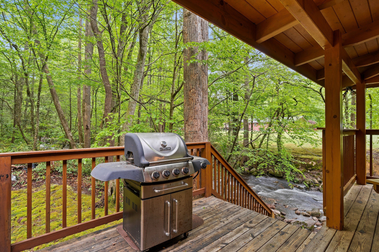 Terrace/patio 3, Elk Rapids On Cosby Creek 3 Bedroom Cabin, Cocke
