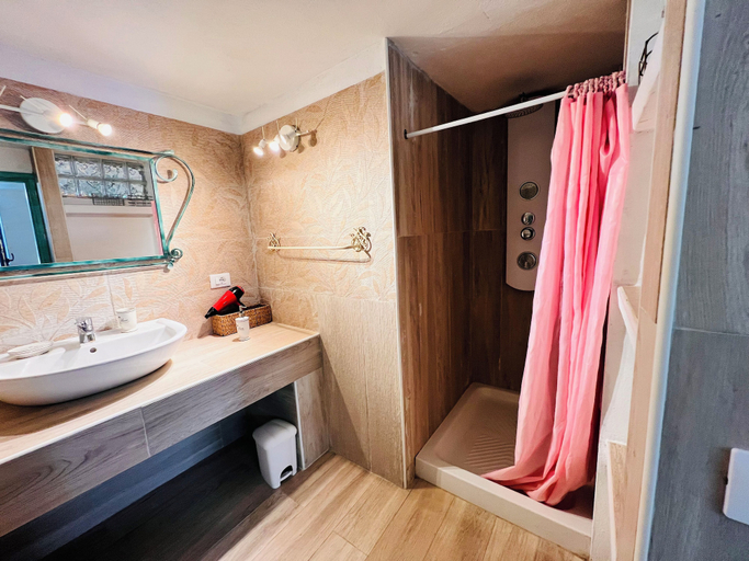 Bathroom 2, Camera Coralli - Villa Flores, Nuoro
