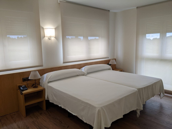 Bedroom 2, Hotel Arias Aeropuerto, Asturias