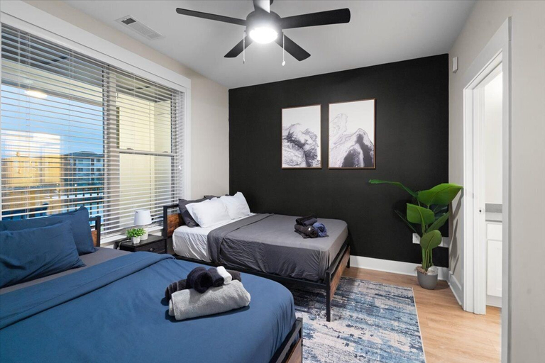 Room 1, Upscale 3BR Suite Mins Uptown Charlotte, Mecklenburg