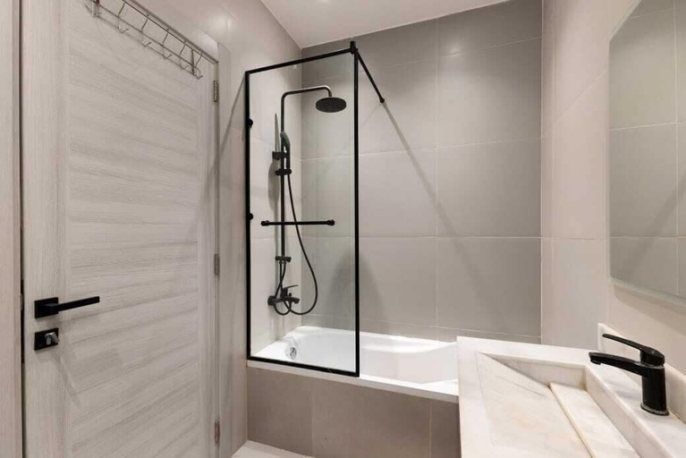 Bathroom 3, ALSAWAH Spacious Garden Apartment in 9th District Sheikh Zayed, Sheikh Zayed