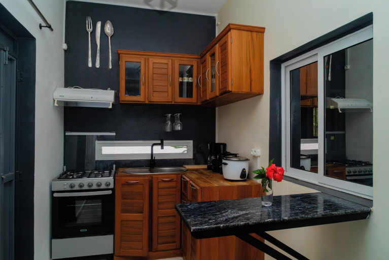 Private kitchen 5, Cattleya Guest House, Diana