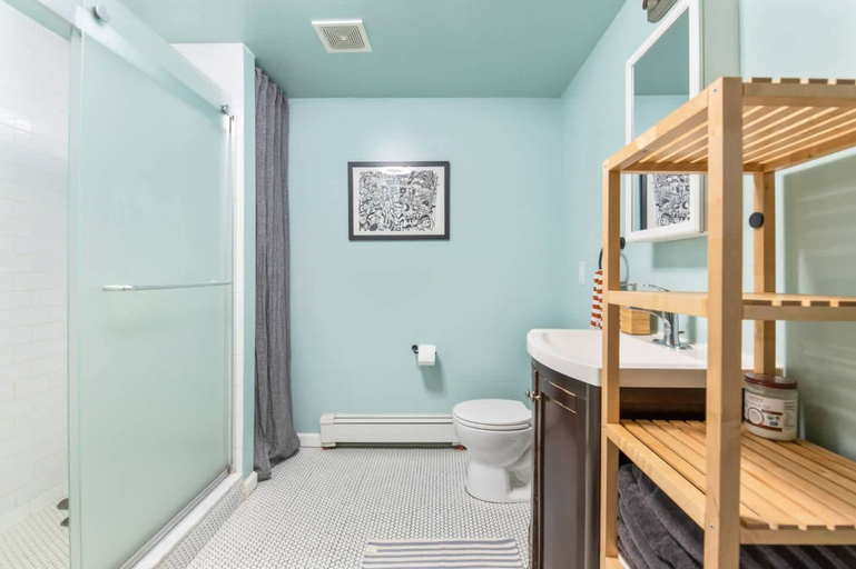 Room 3, Stonehurst by Rove 2BR Apt w Private Backyard, New York