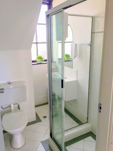 Bathroom 3, House of Ullr, Snowy River