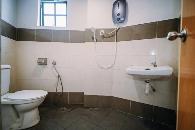 Bathroom 3, Swing & Pillows @ Seri Kembangan, Seri Kembangan