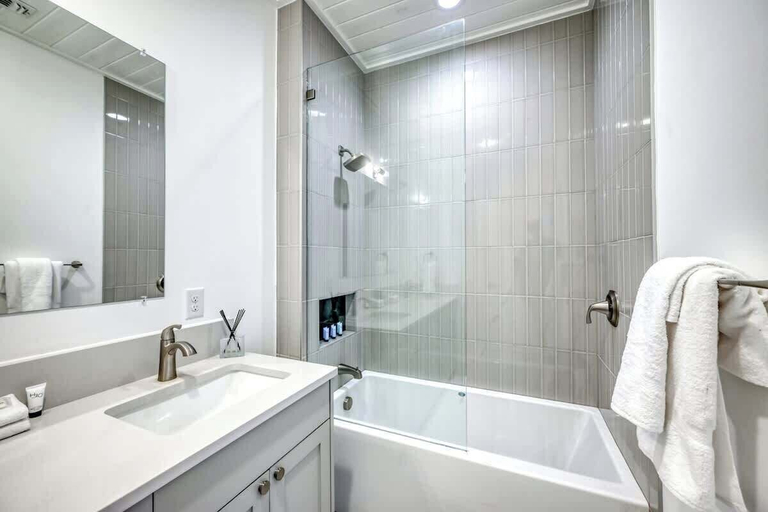 Bathroom 2, A Thousand Stars: Pool+hot Tub, Views, Gillespie
