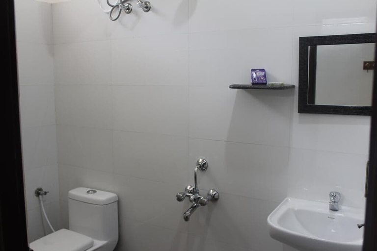 Bathroom 4, Rams Inn, Thanjavur