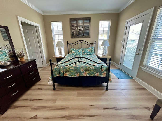 Room 2, Blue Dolphin 6 Bedroom Home by RedAwning, Horry