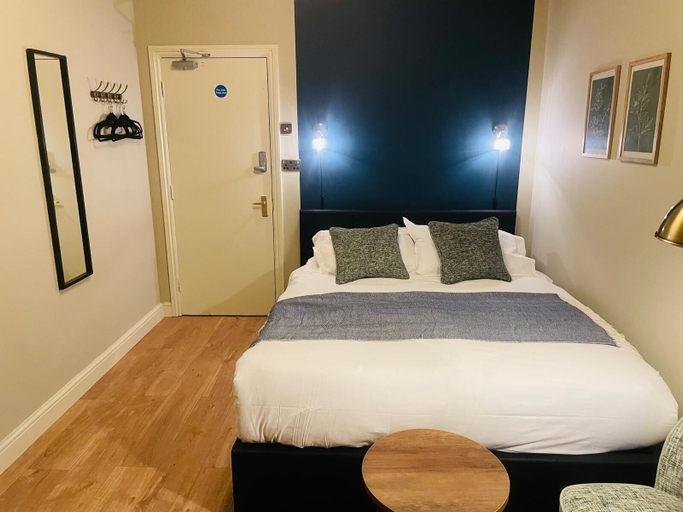 Room 2, Euro Bar and Hotel, Oxfordshire