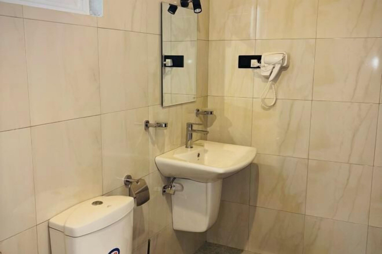 Bathroom 3, Nirosha Guest House, Galle Four Gravets
