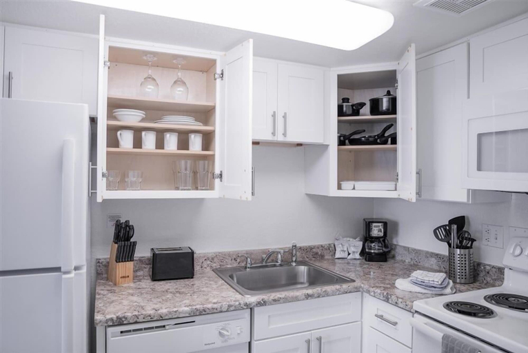 Private kitchen 3, 228 Fully Furnished with WiFi by RedAwning, Maricopa
