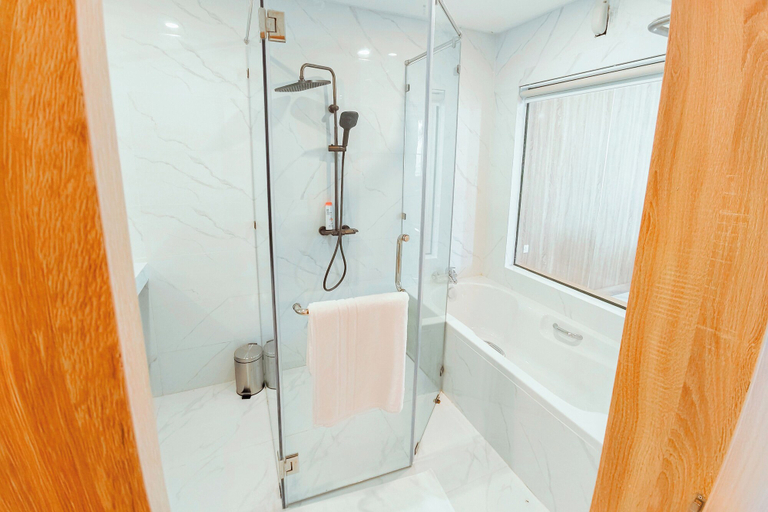 Bathroom 3, The Elephant Crossing Hotel, Vangvieng
