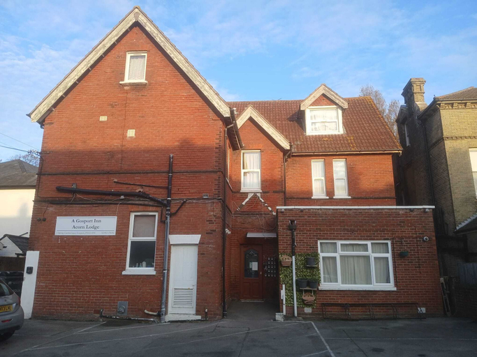 Front of property, Ground-Floor Family Studio Apartment with Double and Single Beds – Free Parking, Hampshire
