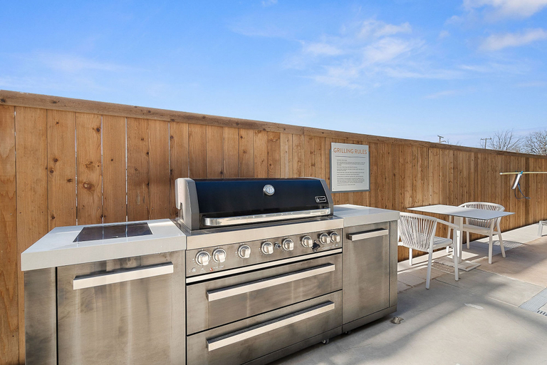 Room 4, Sky-high Comfort 1BR Gym Pool Pet Friendly, Dallas