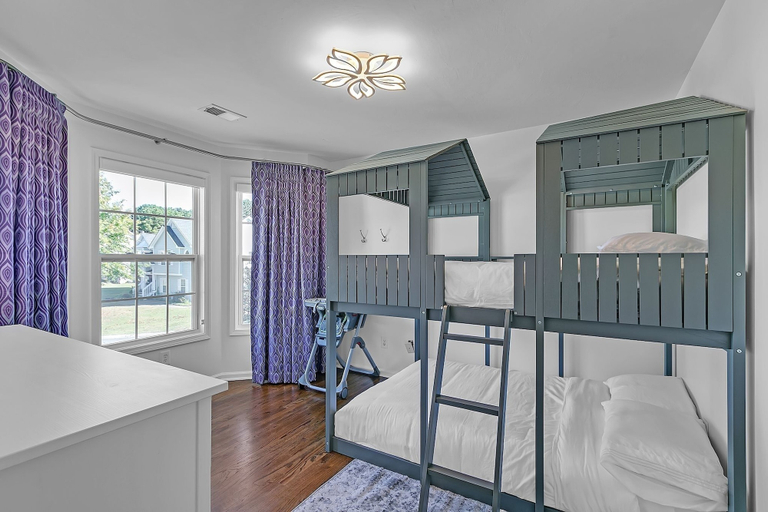 Room 3, Modern 6br Haven W/ Playroom, Gym & Deck! 6 Bedroom Home, Bartow