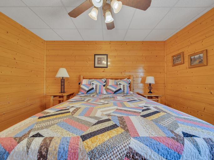Room 5, Ern821 - Tranquil Times 5 Bedroom Cabin, Sevier