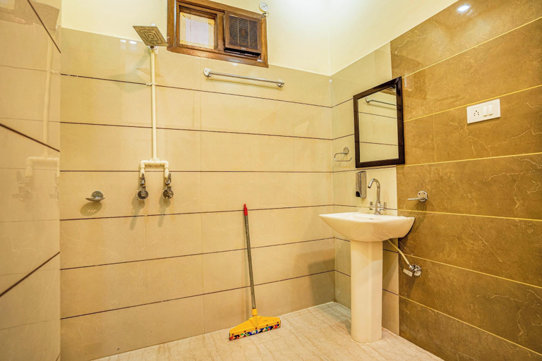Bathroom 4, goSTOPS Amritsar Chatiwind Gate, Amritsar