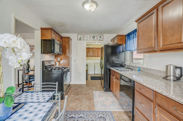Private kitchen 4, Steps to Downtown Eateries and Bars with Fire Pit, El Paso