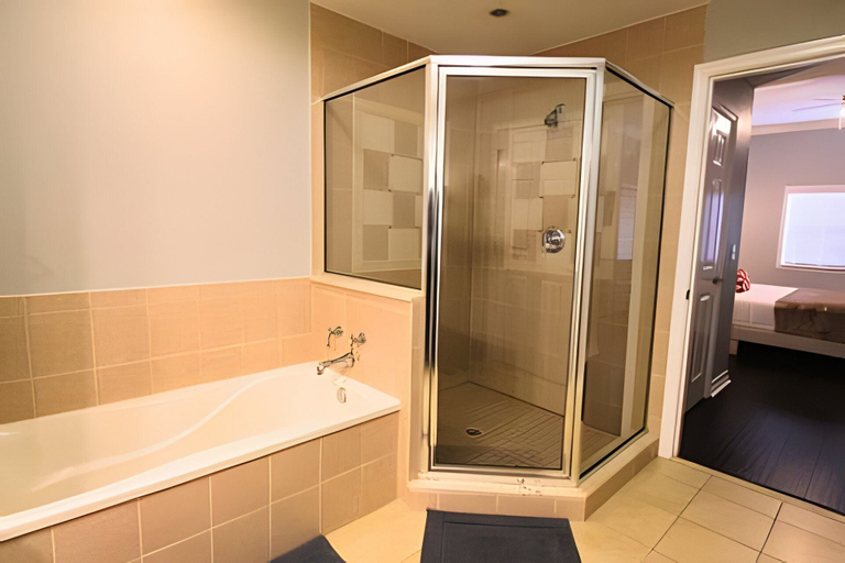 Bathroom 2, Modern 3BD Retreat 10 Guests Near Disney, Osceola