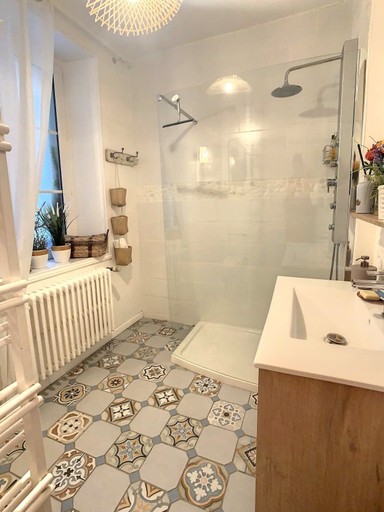 Bathroom 5, Les Glycines de Monchy, Oise