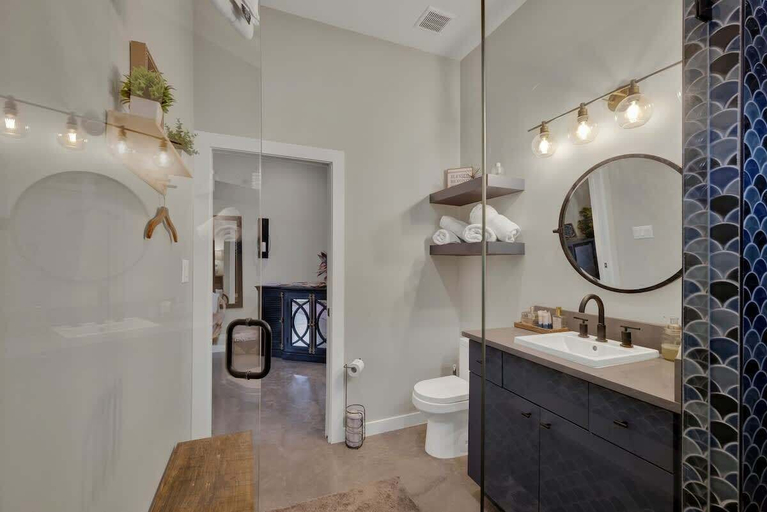 Bathroom 5, Pop 1: Hot-tub + Close to Main St, Gillespie