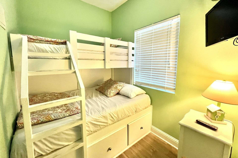 Room 3, Lighthouse 1017 1 Bedroom Condo by RedAwning, Baldwin
