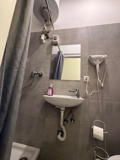 Bathroom 3, Smart 1BR Apt Near Westbahnhof Station, Wien